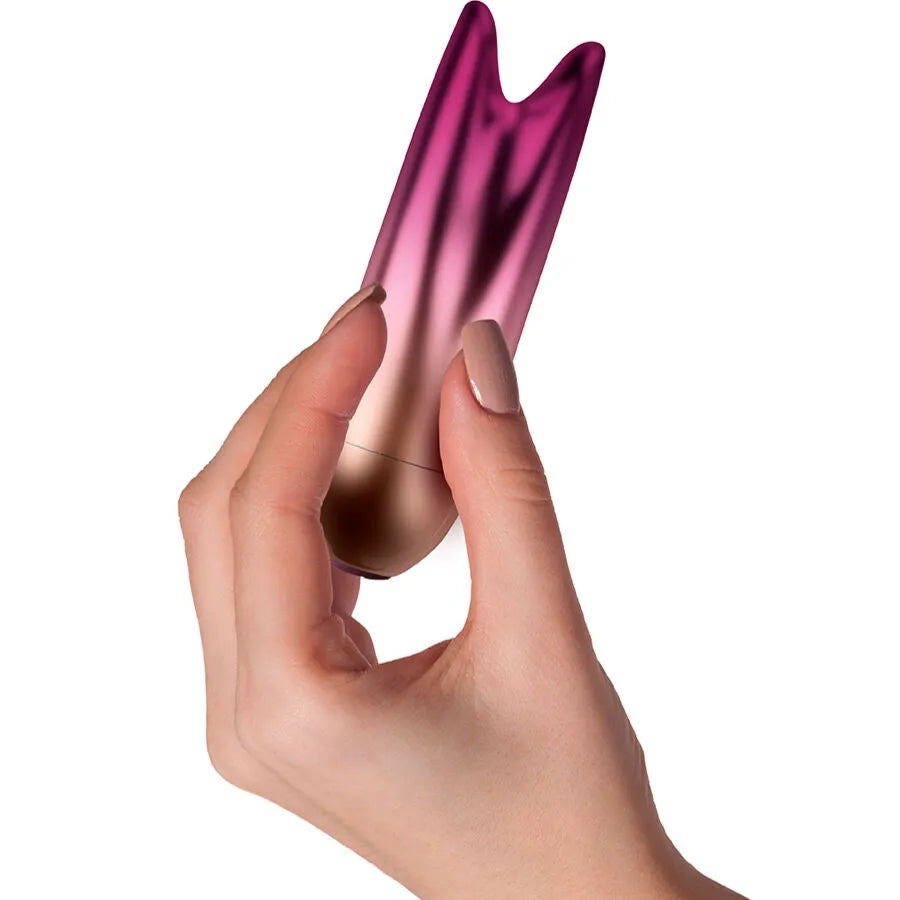 Vibrateur rose à double bullet, design élégant, silicone, 10 vitesses, étanche IPX7, tenu par une main féminine.