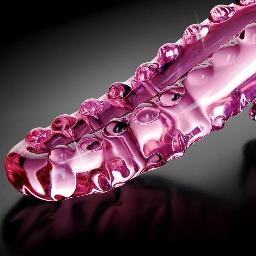 Dildo en verre courbé rose avec nodules texturés, design ergonomique pour stimulation, hypoallergénique et durable.