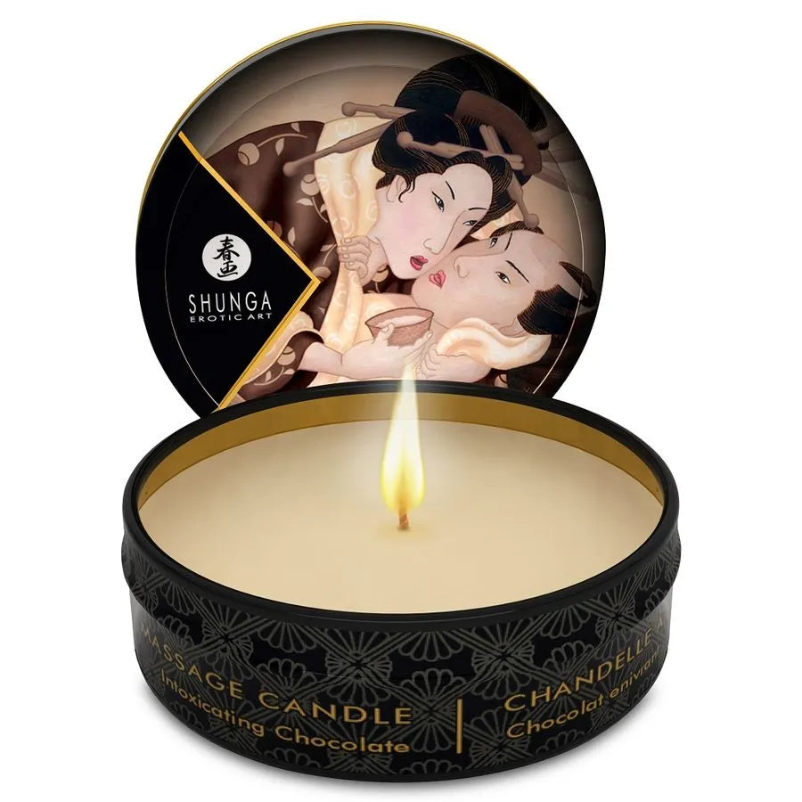 Bougie de massage Shunga, arômes chocolat vanille, design japonais, pot noir décoratif, flamme allumée.