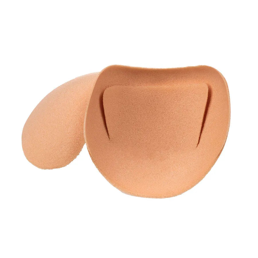 Épaulettes beige en mousse douce, antidérapantes, fines et ergonomiques, offrant confort et discrétion sous les vêtements.