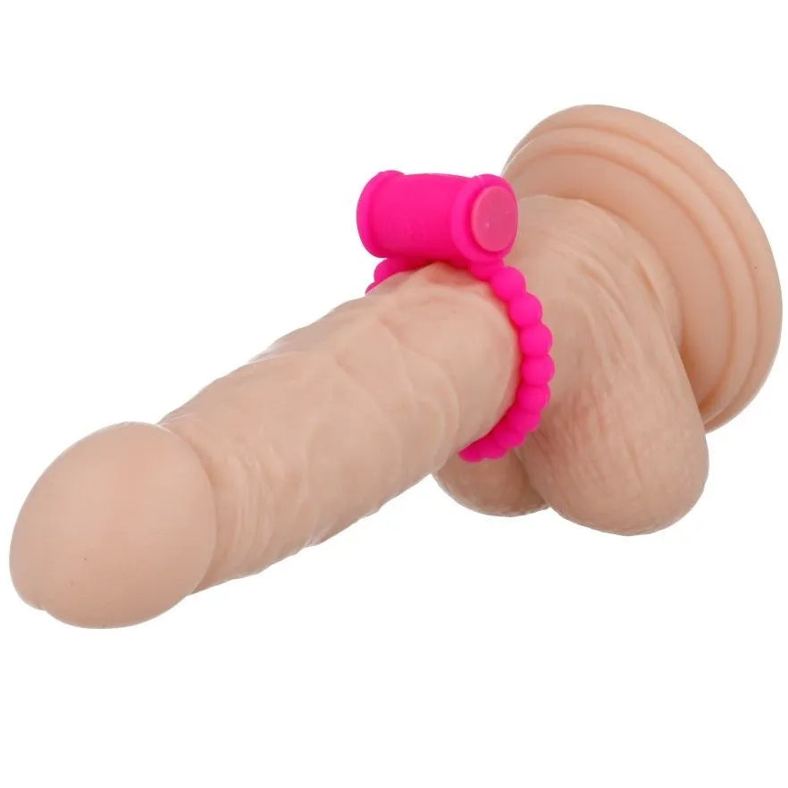 Anneau vibrant rose en silicone sur modèle, stimule clitoris et prolonge érection, hypoallergénique, étanche, rechargeable.