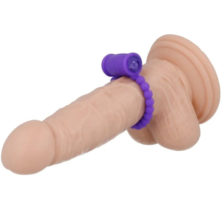 Anneau pénien vibrant violet en silicone sur modèle, stimulation clitoris, prolongation érection, étanche et rechargeable.