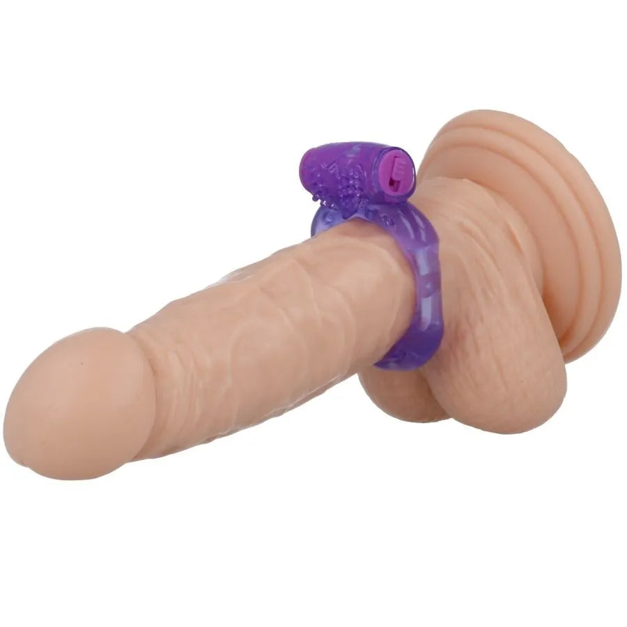 Anneau vibrant violet flexible sur modèle, stimulation clitoridienne, texture douce, ergonomique, pile incluse.