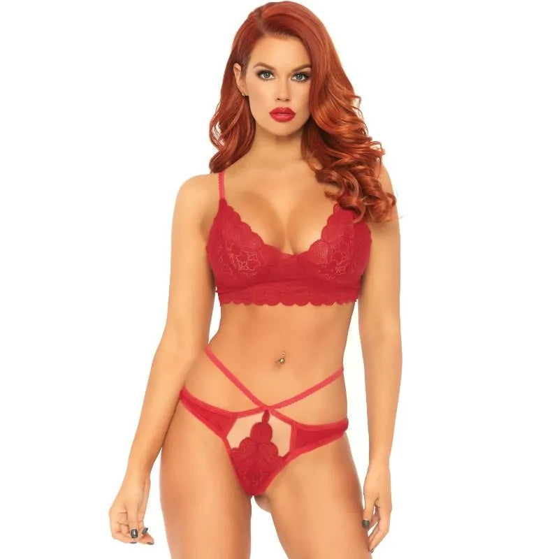 ensemble lingerie dentelle rouge bralette string bretelles sensuelle séduisante raffinée confortable ajustable femme audacieuse élégante sublimante intime polyvalente