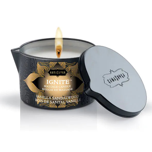 Bougie de massage noire Kama Sutra, motifs floraux dorés, vanille et bois de santal, récipient métal élégant.