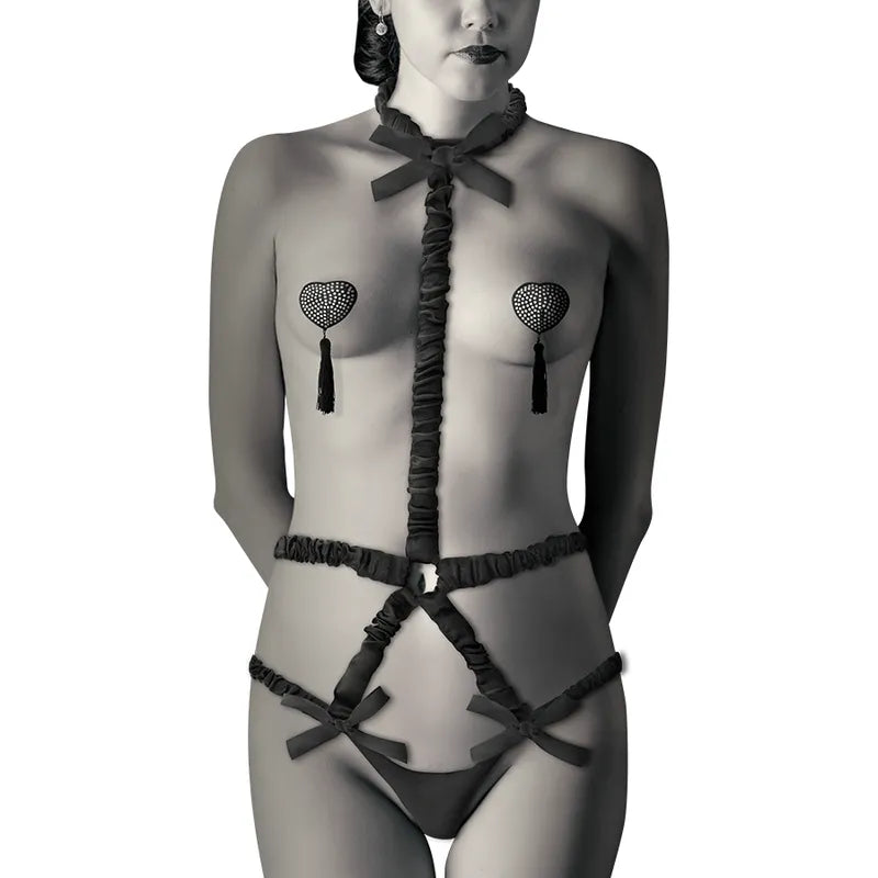 Ensemble lingerie noir Coquette Chic Desire avec harnais style corset et protège-tétons assortis, élégant et féminin.