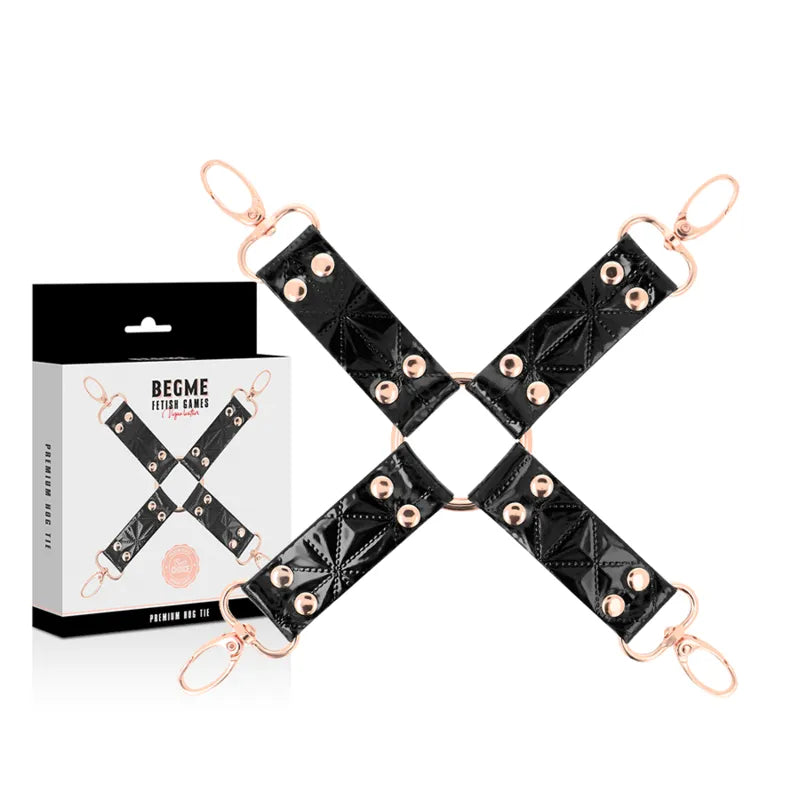 Cravate bondage en cuir végétalien noir, doublure néoprène, métal sans nickel, avec anneaux pour menottes et bracelets.