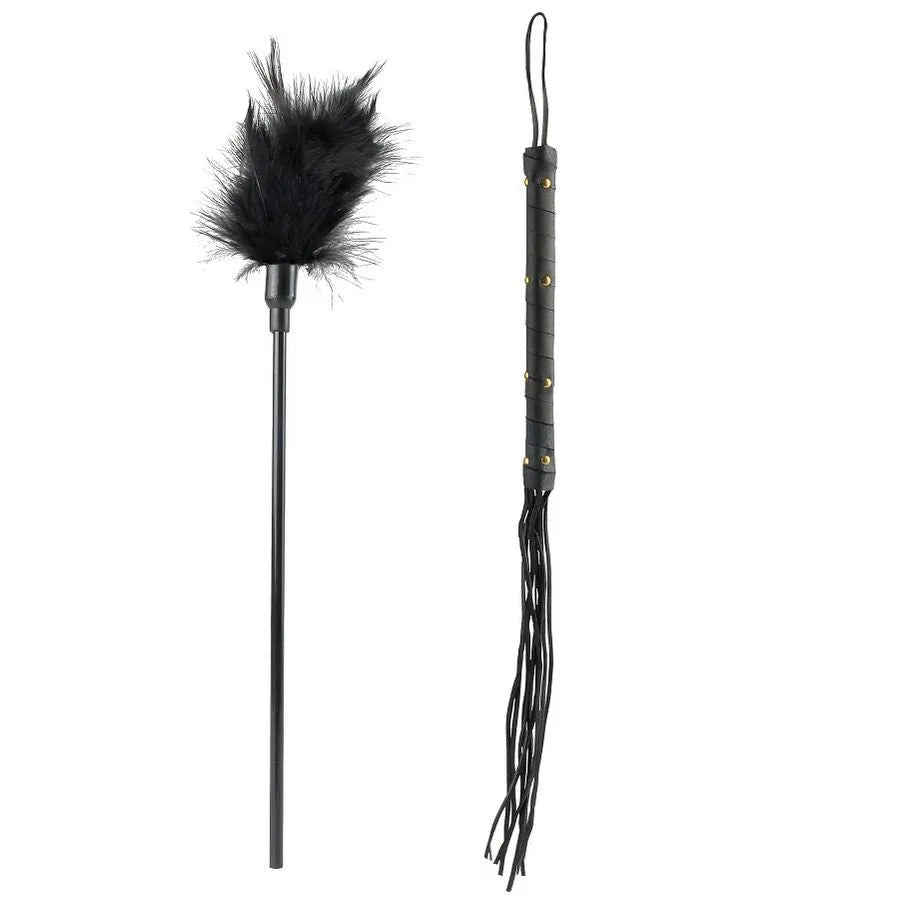 Kit fétiche érotique: menottes, bâillon, plug anal, masque, cravate, bougie, plume noire, fouet noir, accessoires BDSM.