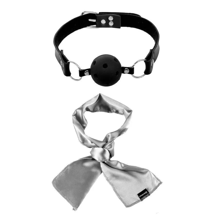 Kit fétiche érotique: menottes noires, bâillon boule, plug anal, masque, cravate grise, bougie, plume pour jeux sensuels.
