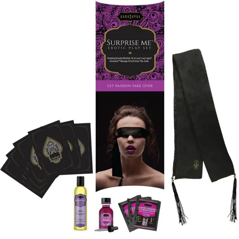 Kit érotique pour couples avec fouet noir, plumeau, huiles sensuelles, cartes Kamasutra et lubrifiants, fond violet.