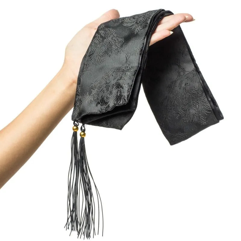 Ensemble érotique noir avec fouet-duster, huiles sensuelles, cartes Kamasutra et plumeau pour couples, initiation au bondage.