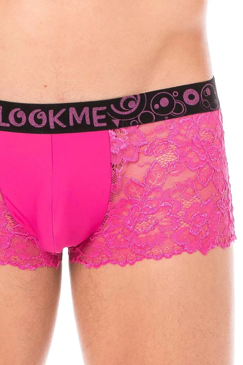 Boxer homme magenta en dentelle florale, poche opaque, ceinture noire, confort extensible, style audacieux et sensuel.