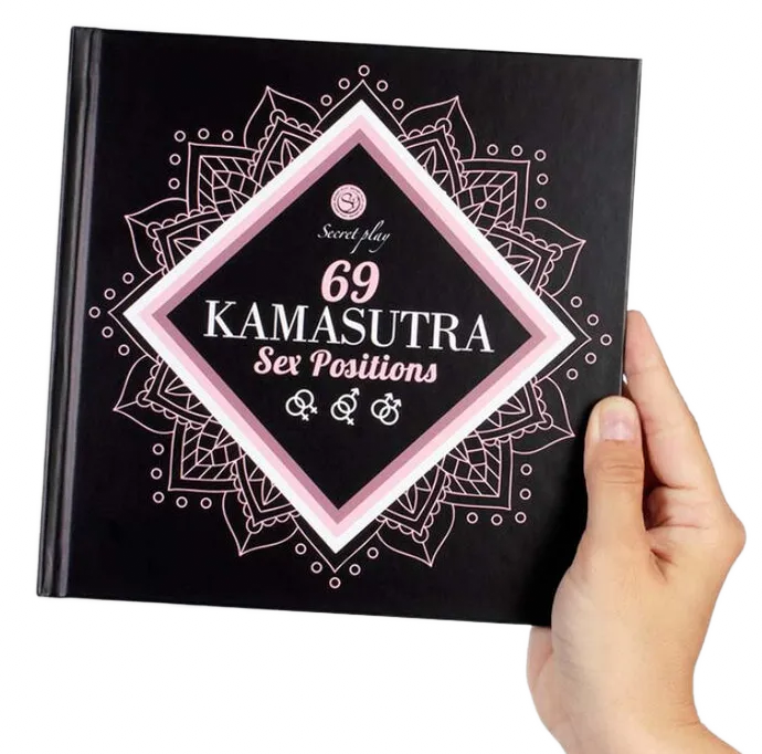 Livre érotique noir avec motifs roses, 69 Kamasutra Sex Positions, tenu par une main, guide illustré créatif et éducatif.