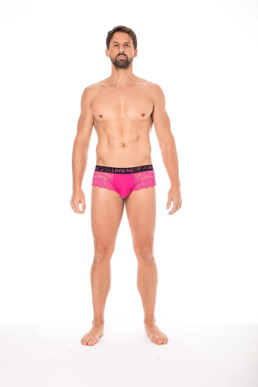 Culotte mini magenta en dentelle florale, douce et élastique, avec poche opaque, portée par un mannequin masculin.