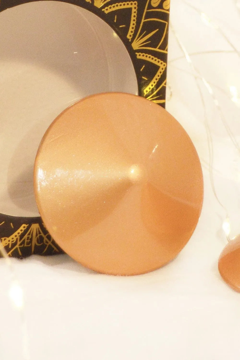 Cône mamelon réutilisable en métal doré, design conique élégant, finition polie, luxe et confort, 5,1 cm.