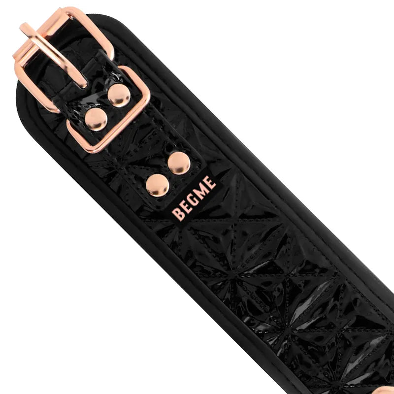 Collier BDSM cuir végétalien noir, chaîne métal sans nickel, anneau imposant, sangle néoprène ajustable, design élégant.