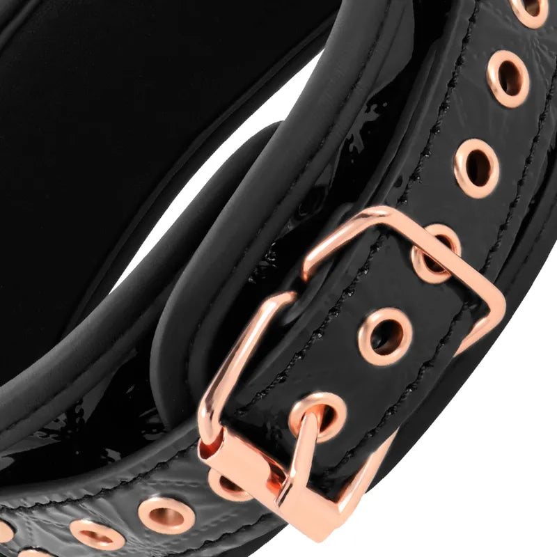 Collier BDSM cuir végétalien noir avec boucle métallique dorée, chaîne sans nickel, design élégant et robuste.