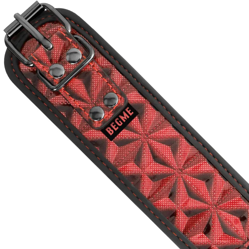 Collier BDSM rouge et noir en métal sans nickel, cuir végétalien, design géométrique, boucle robuste, esthétique élégante.