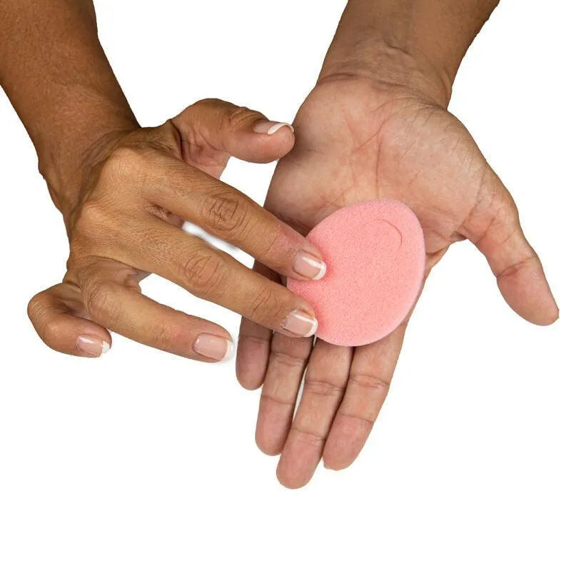 Éponge menstruelle rose, douce et flexible, tenue dans une main, hypoallergénique et discrète pour protection intime.