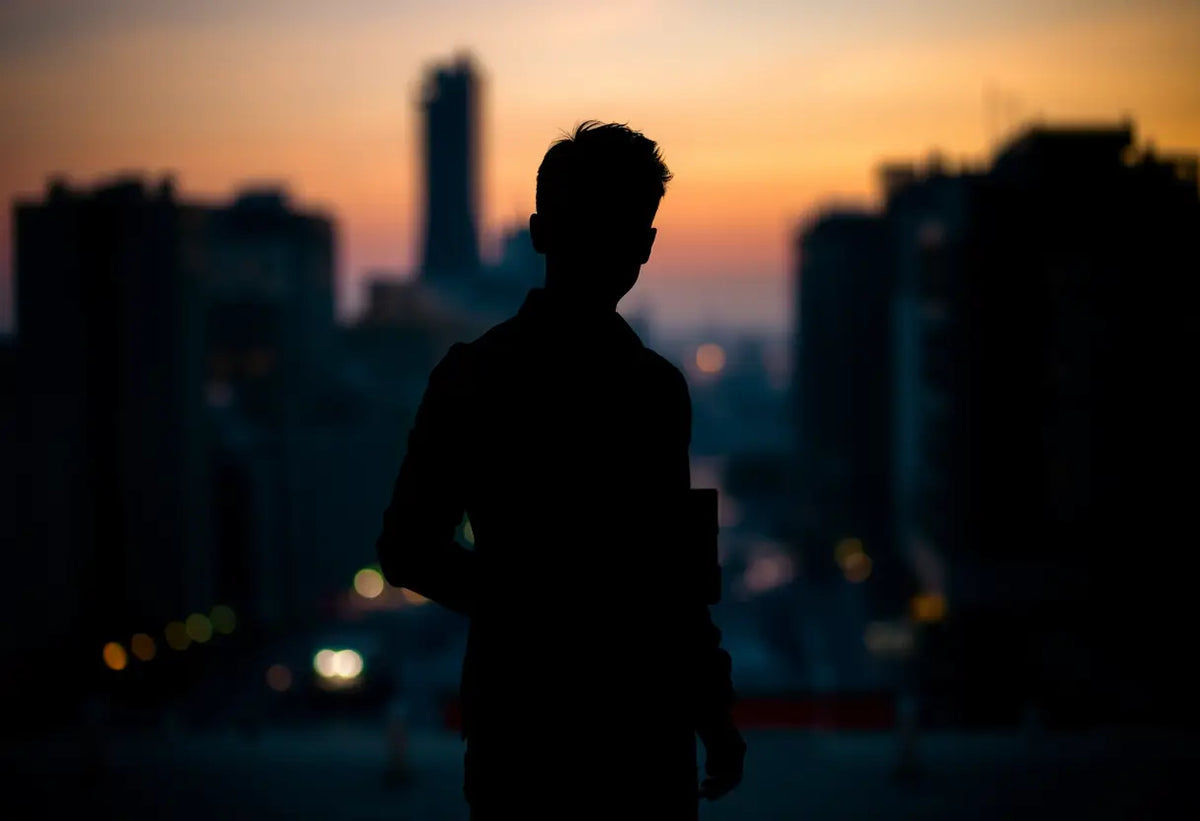 Silhouette d'une personne tenant une boîte rectangulaire à verrouillage métallique