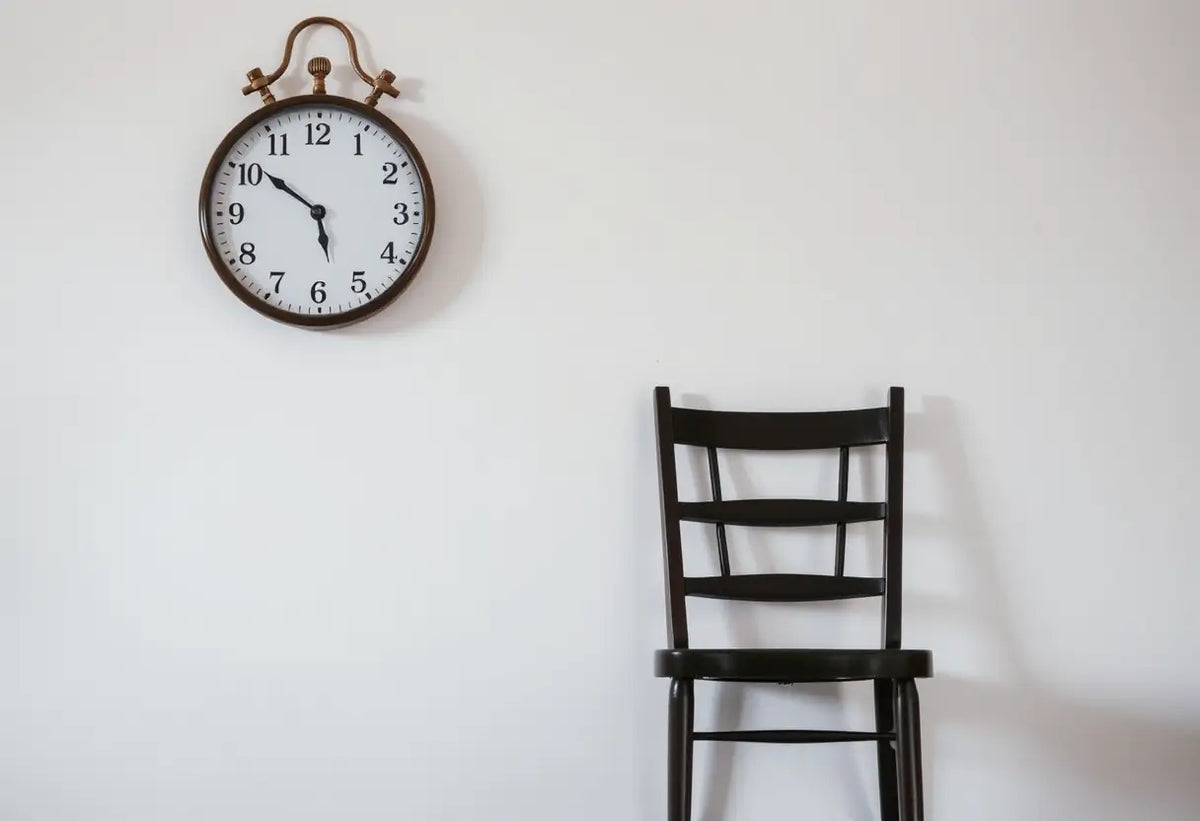 Une chaise vide près d'une horloge dans un lieu de consultation