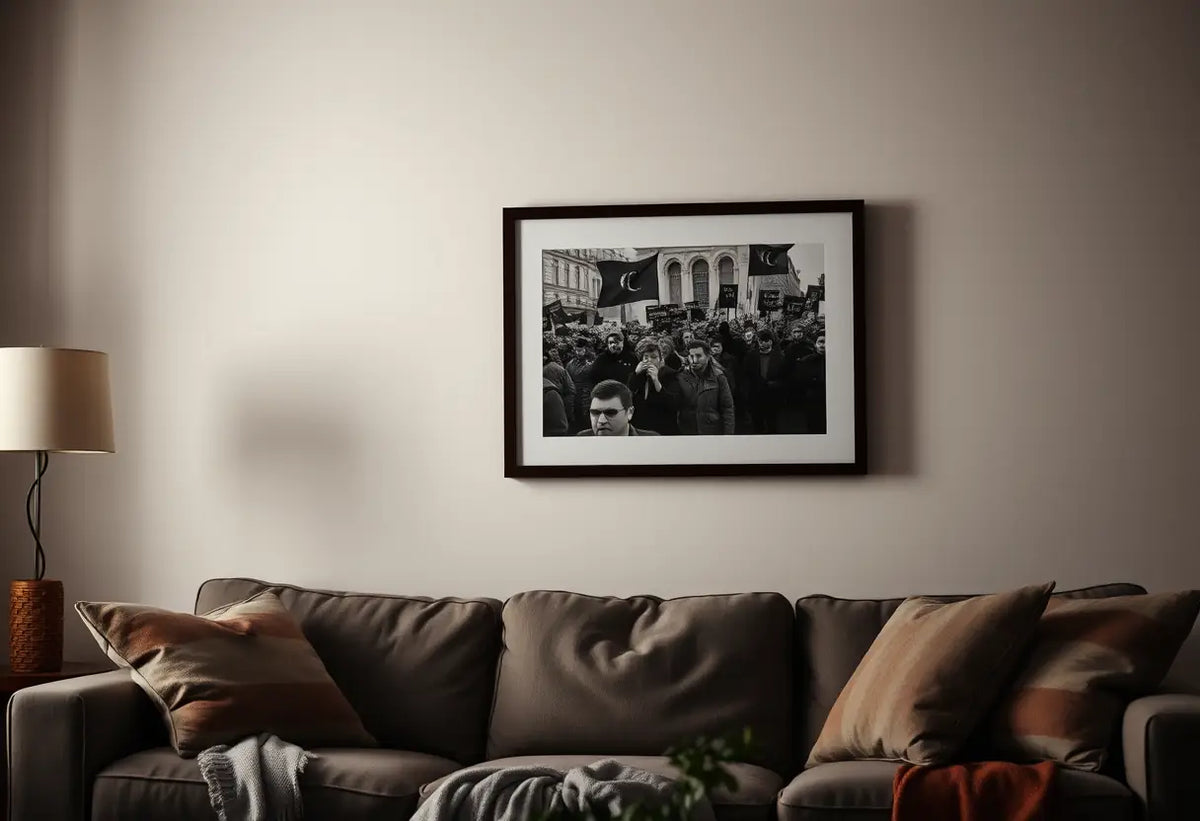 Une photo noir et blanc encadrée représentant une manifestation sur un mur
