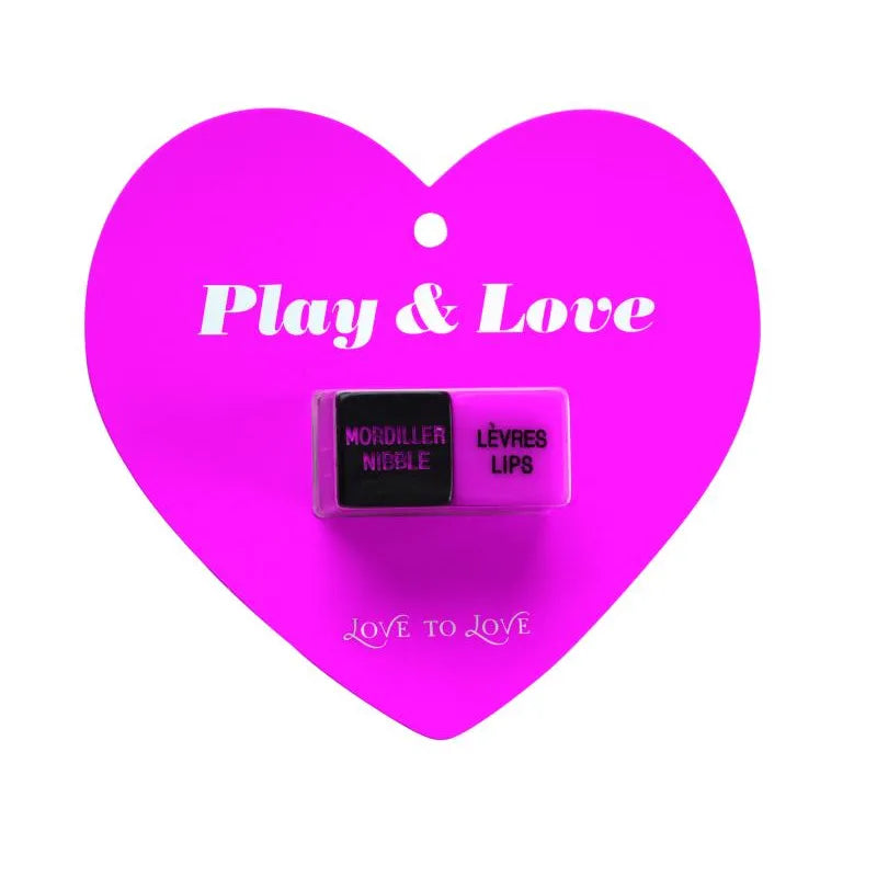 Dés coquins rose et noir sur fond cœur, inscriptions sensuelles, jeu couple romantique, design élégant, moments intimes.