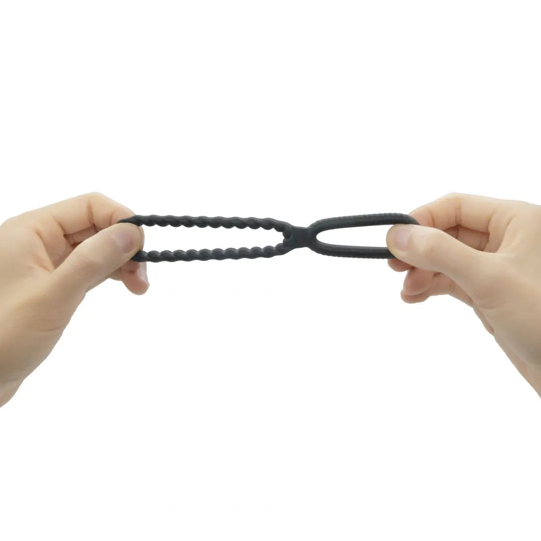 Anneau silicone noir double stimulation, flexible, cannelé, pour pénis et testicules, étanche, confort optimal.