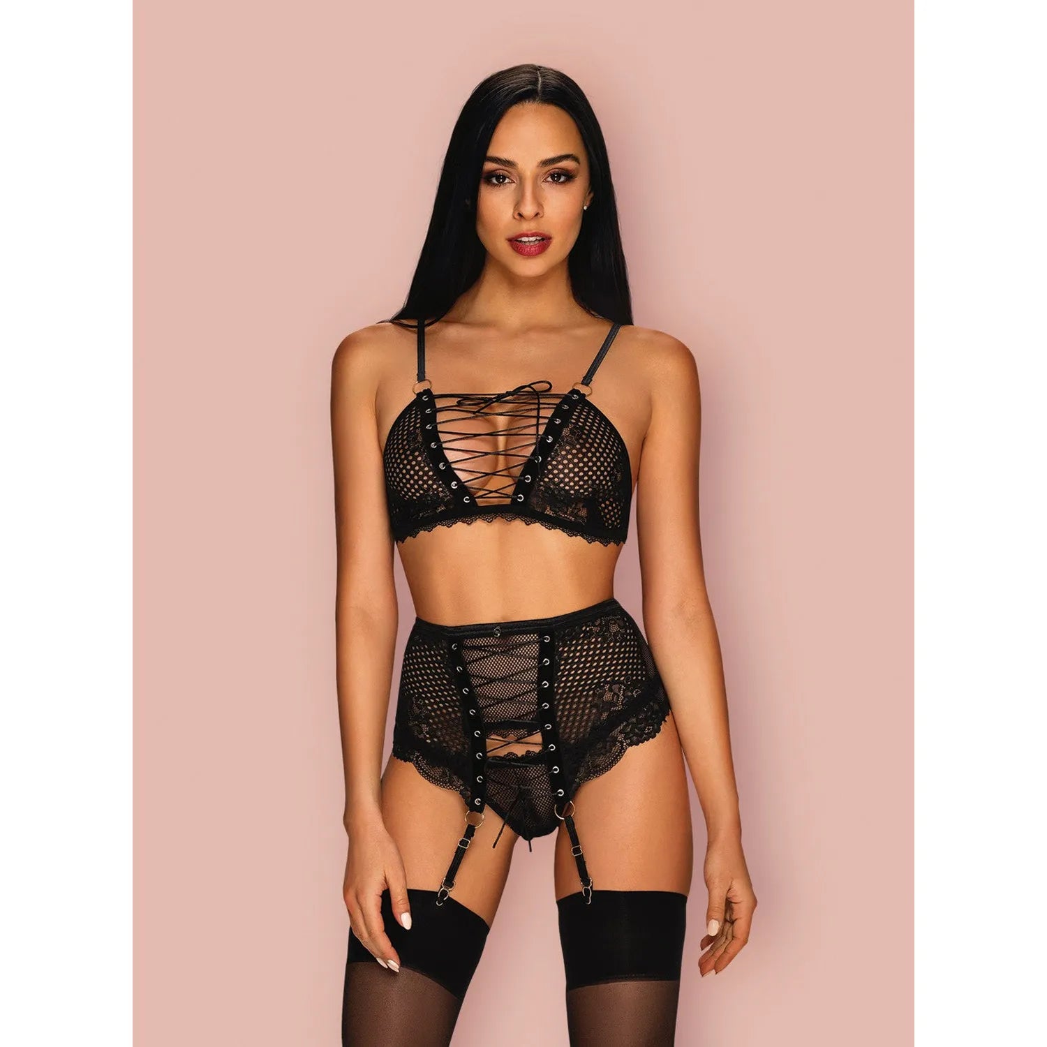 Ensemble lingerie noire dentelle florale, laçage, anneaux métal, soutien-gorge, porte-jarretelles, string ajustable.