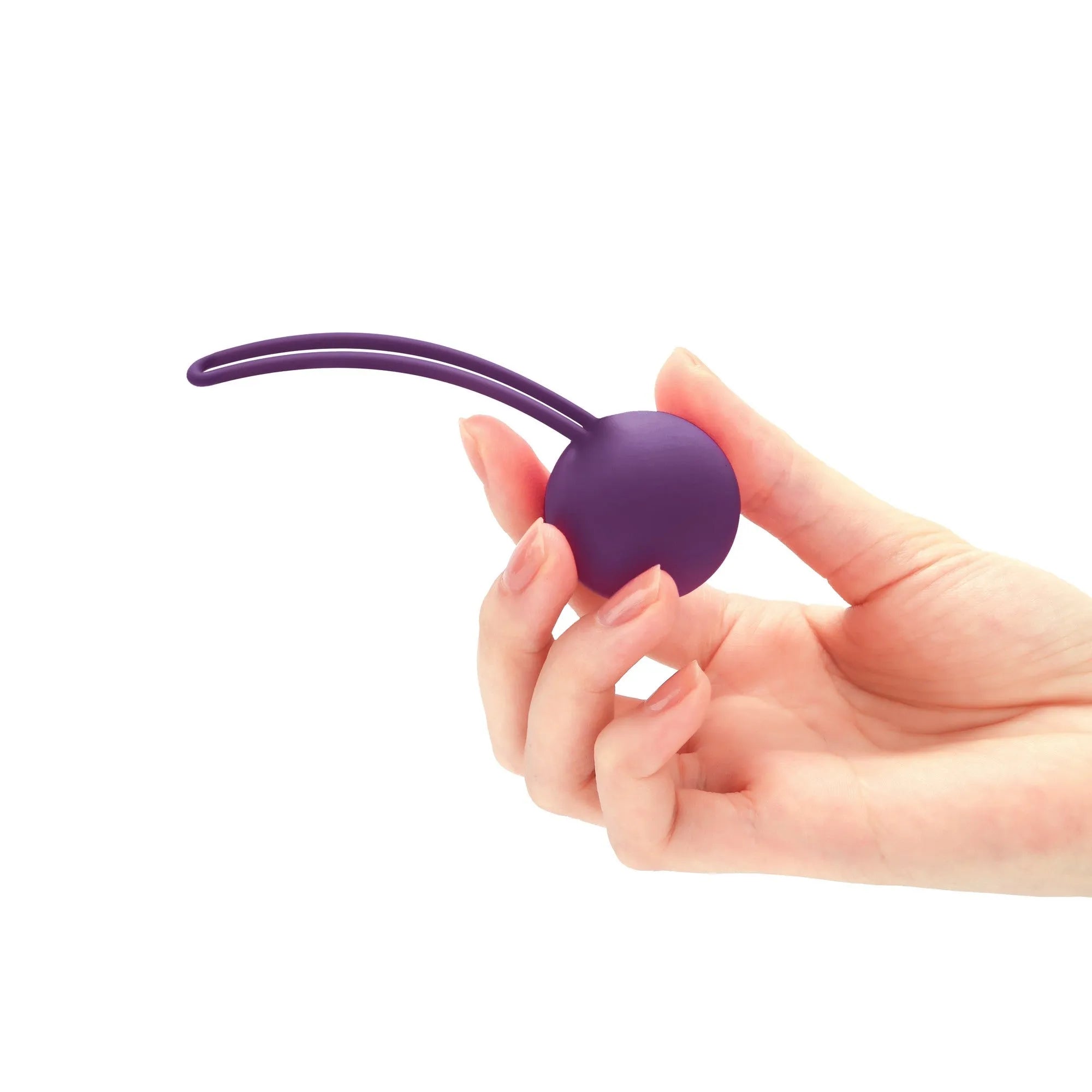 Boules de Geisha en silicone violet, ergonomiques, pour entraînement périnée, tenue en main, fond blanc.