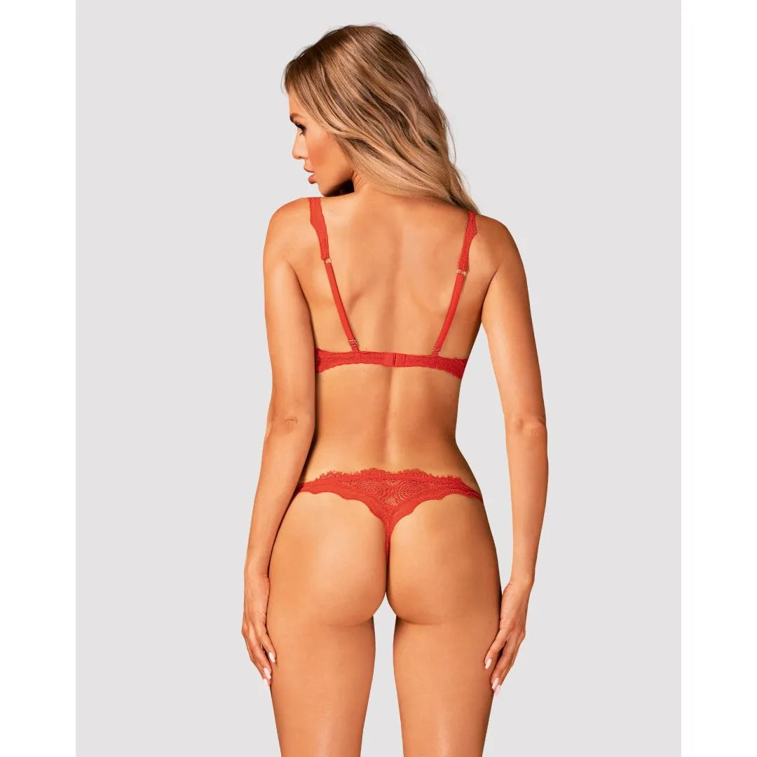 Ensemble lingerie dentelle rouge intense, soutien-gorge à armatures et string, bretelles réglables, style glamour et sensuel.