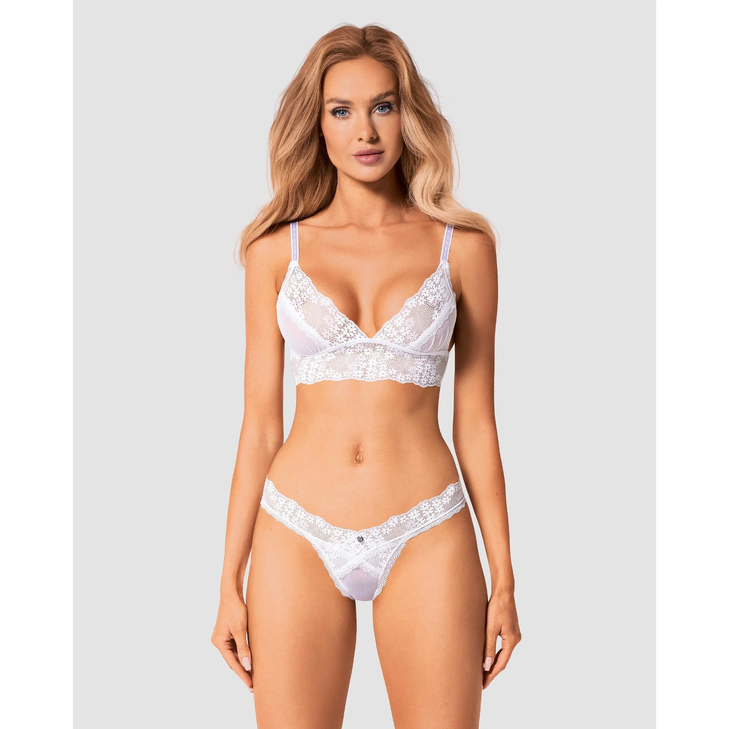 Ensemble lingerie blanche dentelle fleurie, soutien-gorge souple, tanga, bretelles réglables, pendentif élégant.