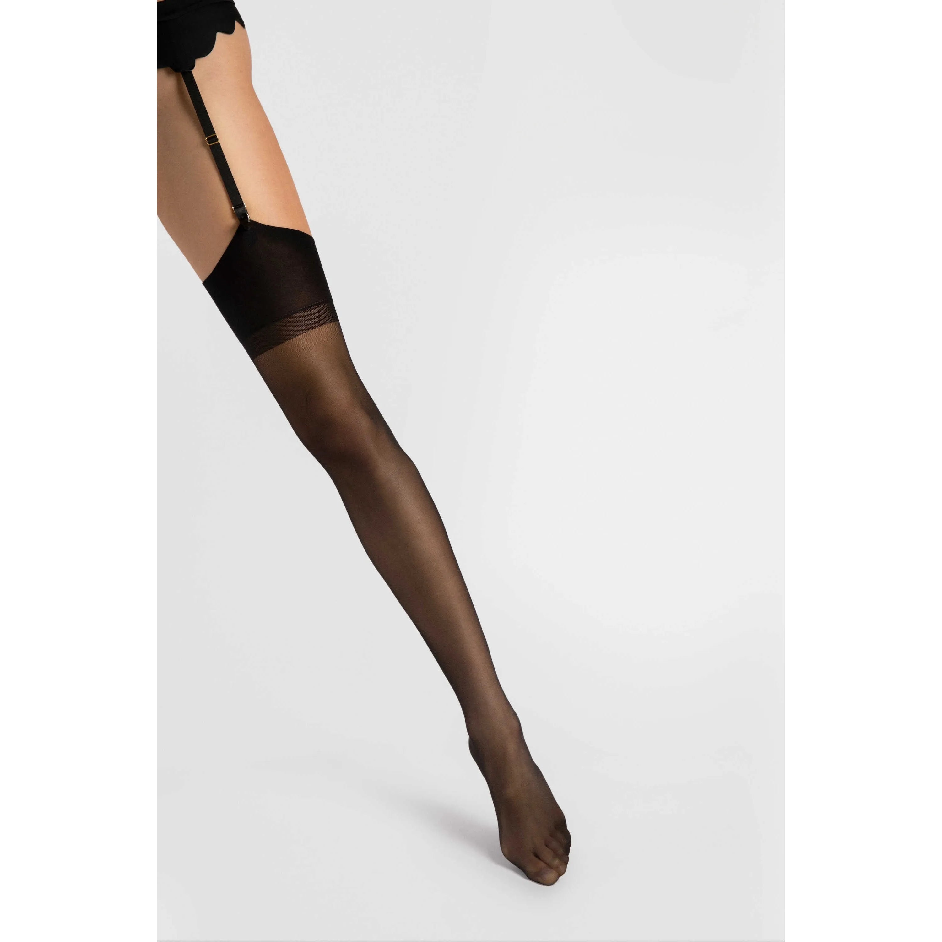 Bas noirs opaques 15 deniers avec bande élastique pour porte-jarretelles, mi-cuisse, élégance et maintien optimal.