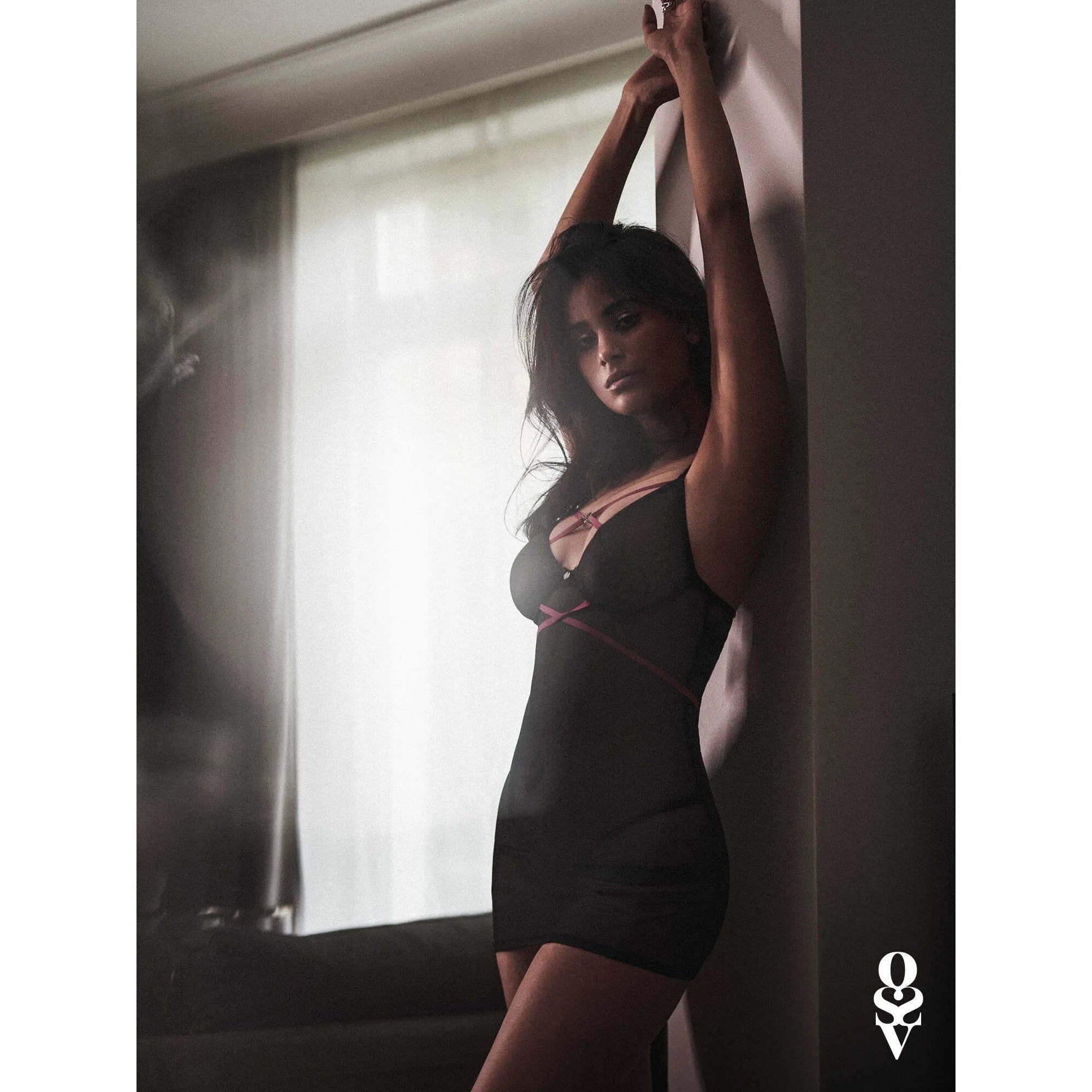 nuisette string noir armatures tissu transparent zircons bretelles réglables soutien maintien doux extensible respirant sexy élégant luxueux