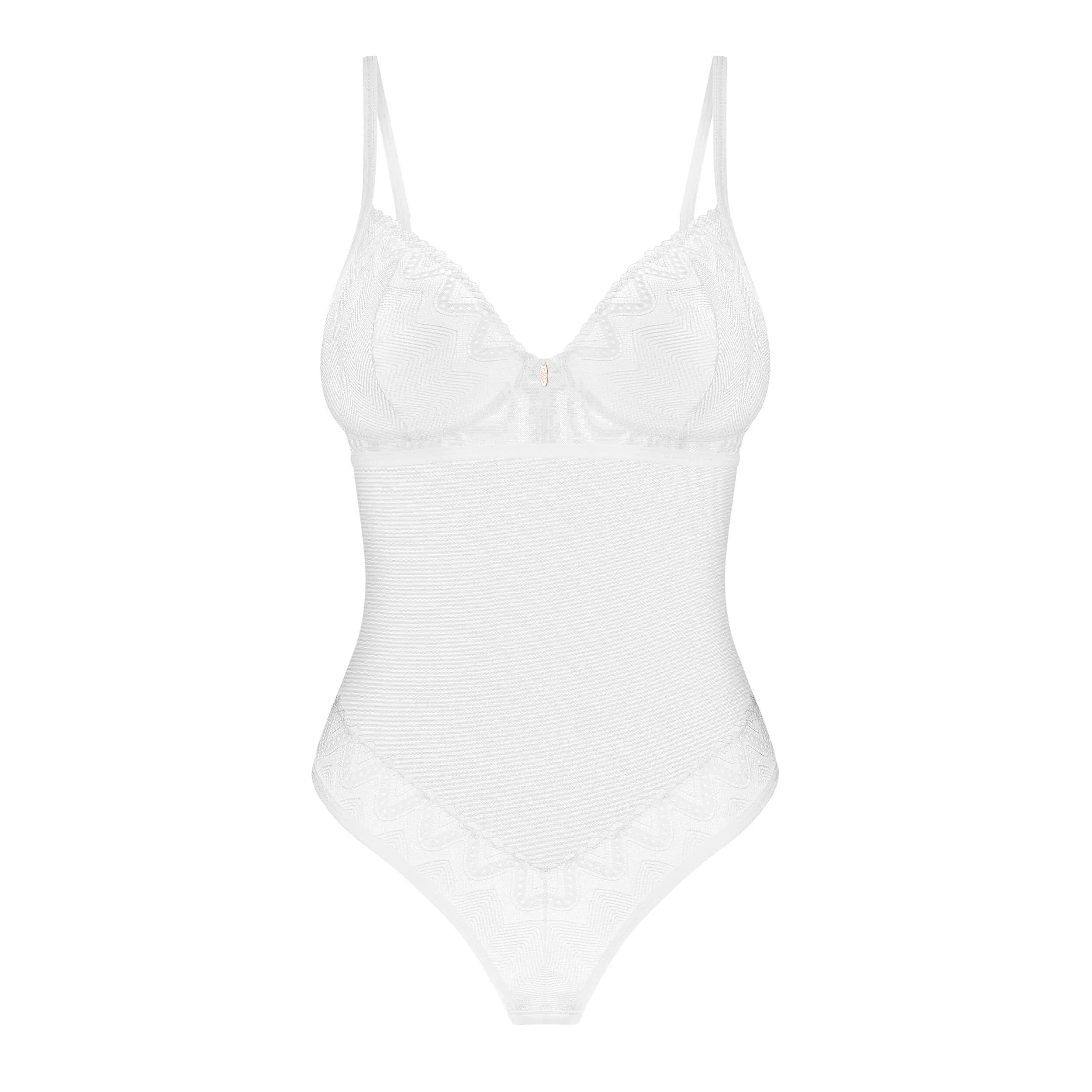 Body blanc Alissium avec bonnets à armatures, pendentif or rose, détails géométriques, bretelles réglables.