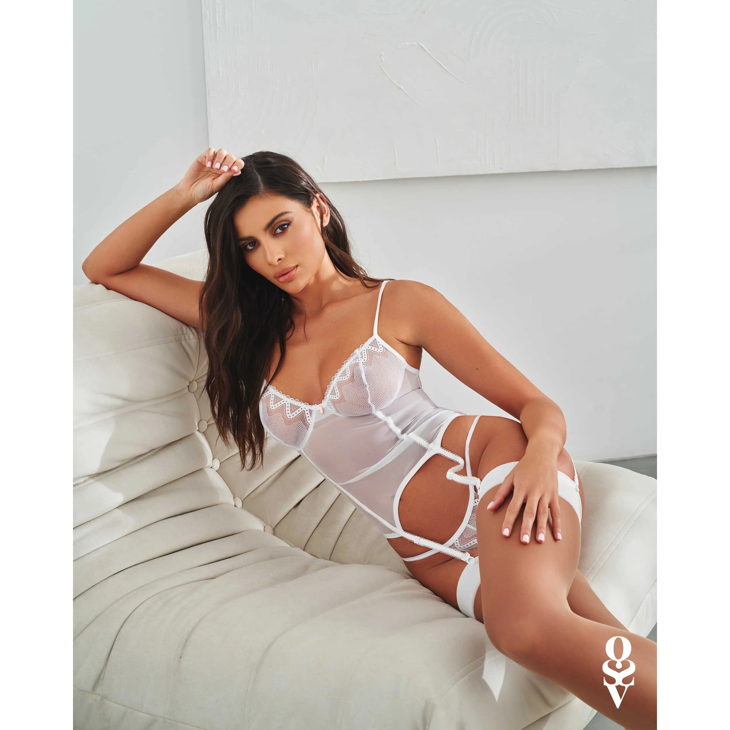 Corset string blanc dentelle ajustable, armatures or rose, bretelles et jarretelles réglables, élégance et sensualité.