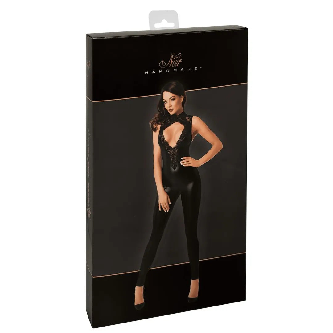 Combinaison noire moulante en dentelle élastique effet mouillé, dos nu, décolleté plongeant, élégante et sensuelle.