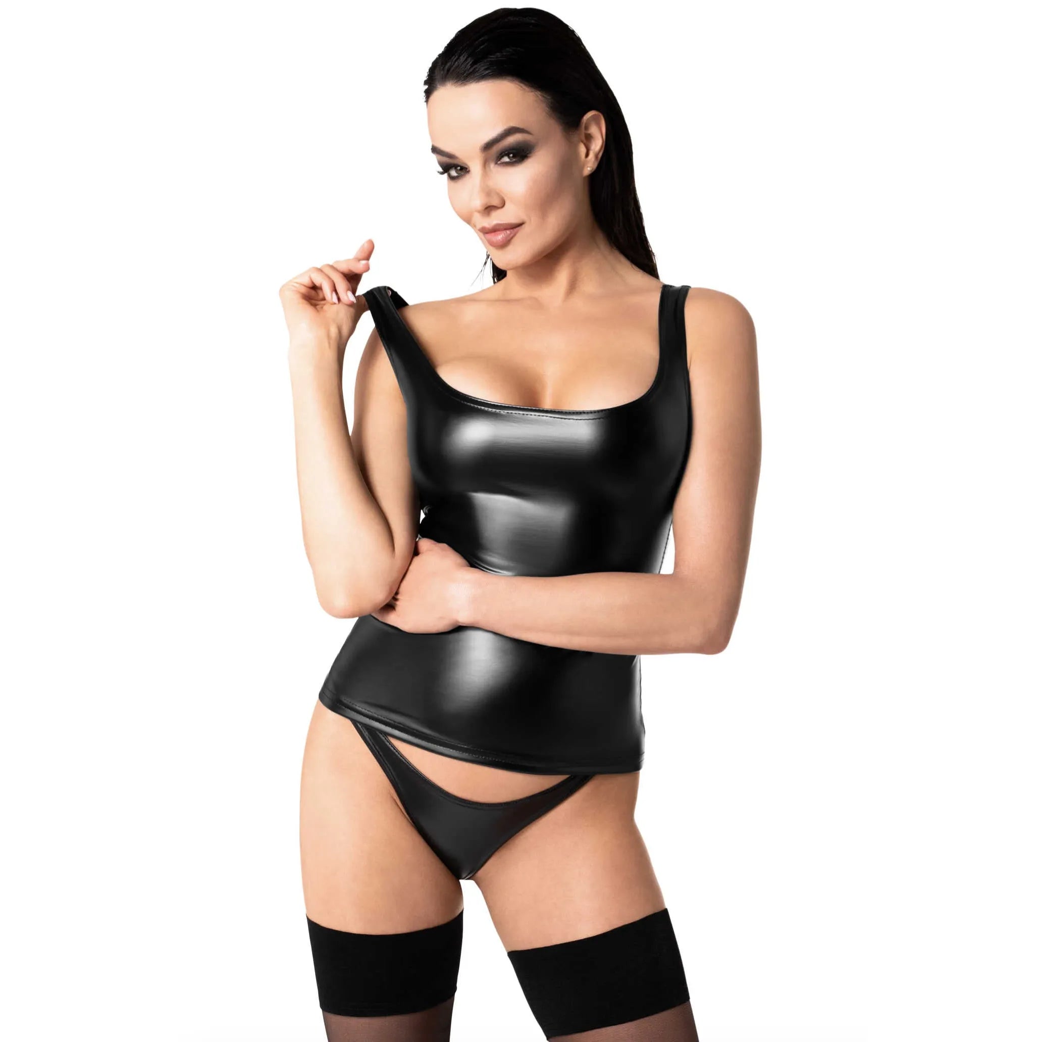 débardeur effet mouillé élastique moulant silhouette ajustée confort extensible sculptant noir bretelles larges décolleté classique tissu polyester élasthanne enduction
