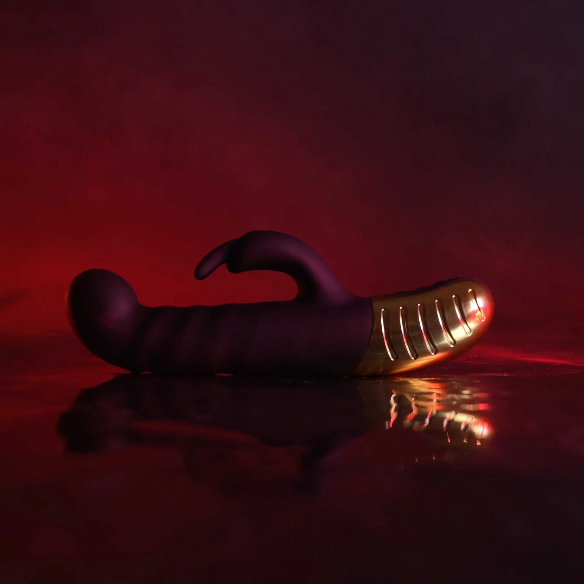 Vibromasseur G-Stormer Dorcel noir en silicone doux, design ergonomique, détails dorés, stimulation point G et clitoridienne.