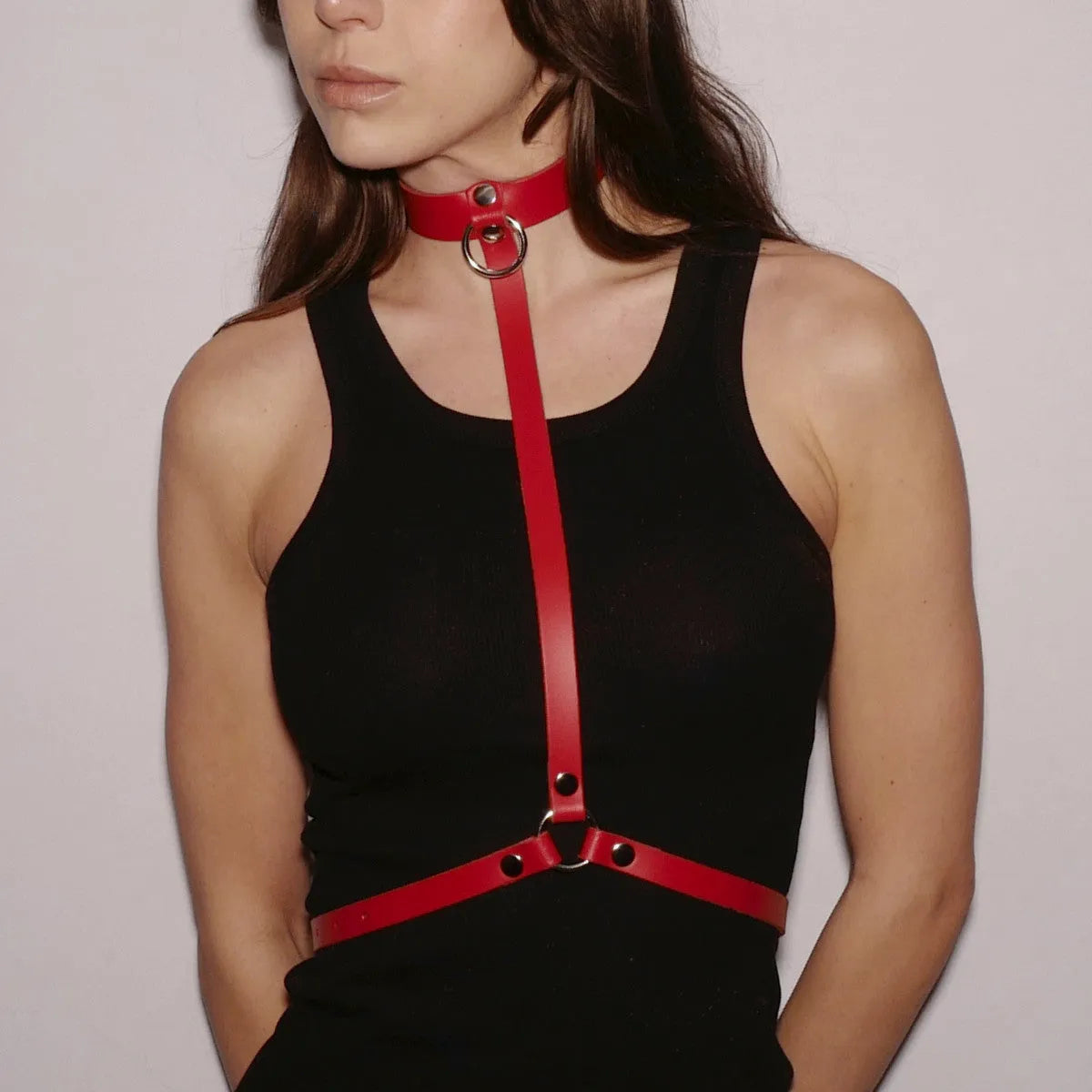 harnais corps cuir noir attaches argentées adaptable jeux BDSM bijou poitrine collier lanière centrale anneau réglable morphologies luxueux