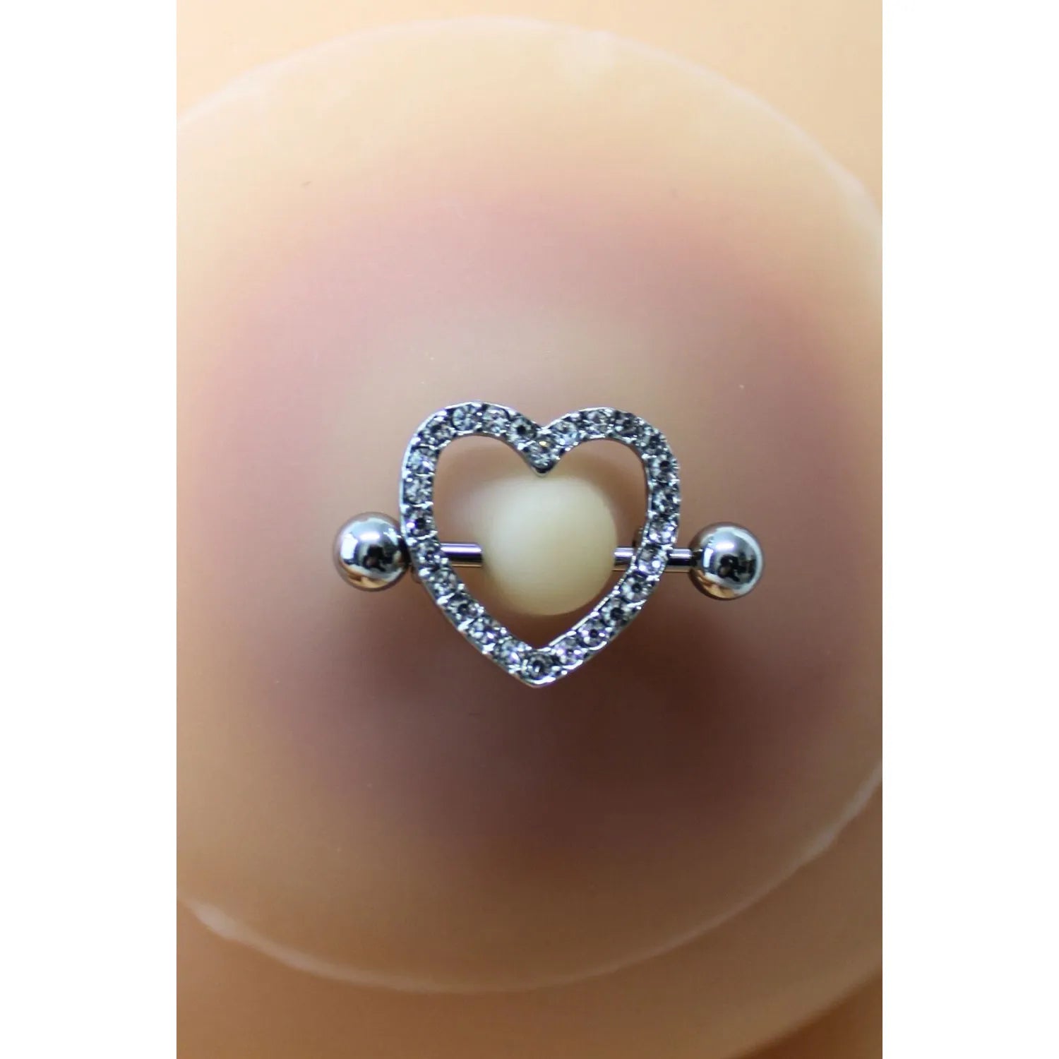 Cache-tétons adhésif peau claire avec cœur en faux diamants, barre en acier inoxydable, élégant et réutilisable.