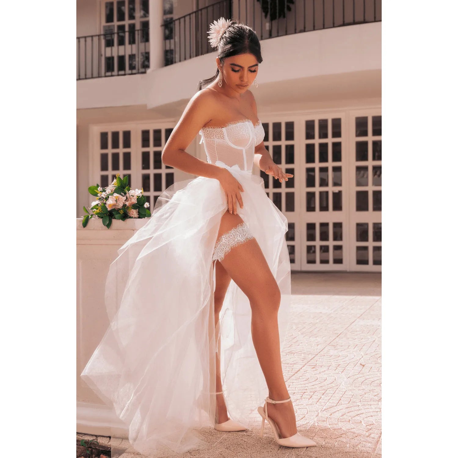 Ensemble lingerie dentelle blanche 4 pièces avec bustier long, résille transparente, string et jarretières élégantes.