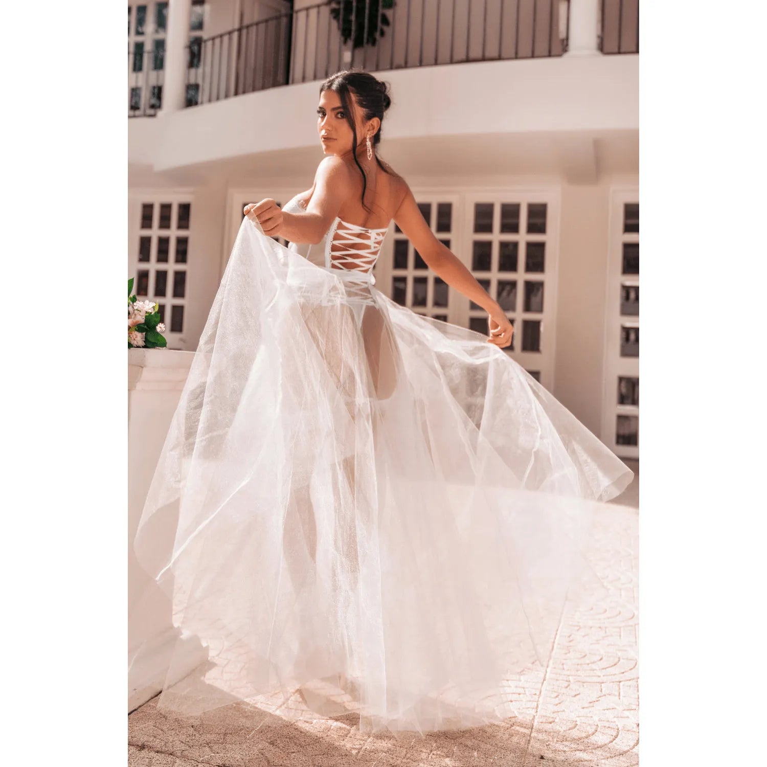 Ensemble lingerie dentelle blanche 4 pièces, bustier long résille, string, jarretières, élégant et glamour.