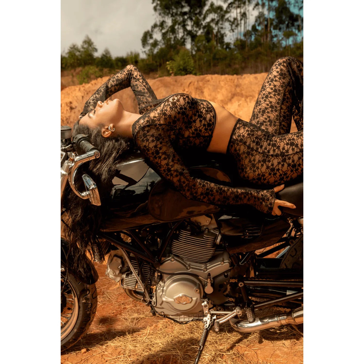 Ensemble deux pièces dentelle florale noire, top nouable manches longues, pantalon évasé taille basse, chic et élégant.