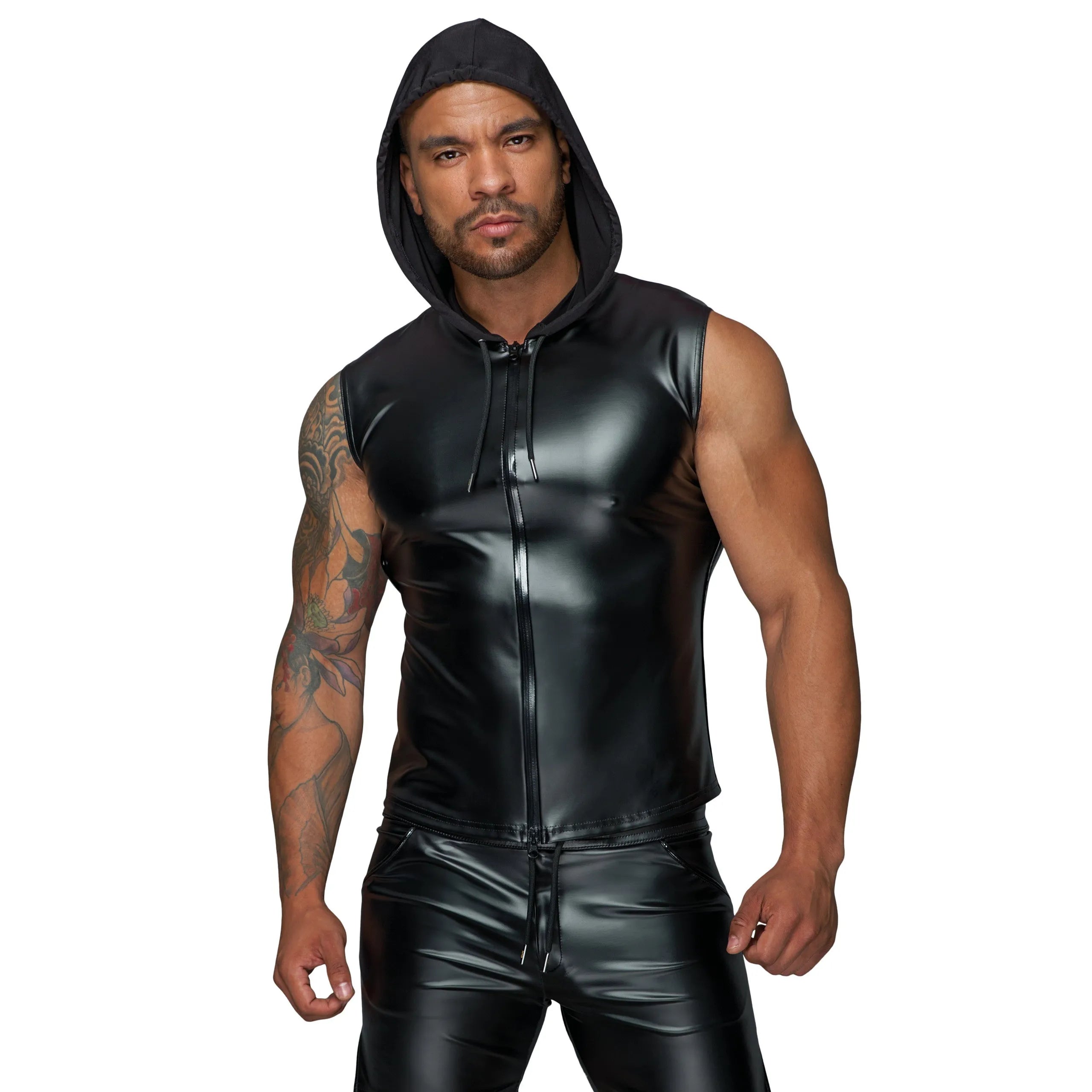Chemise noire sans manches effet laqué, capuche, fermeture éclair double sens, style moderne et moulant.