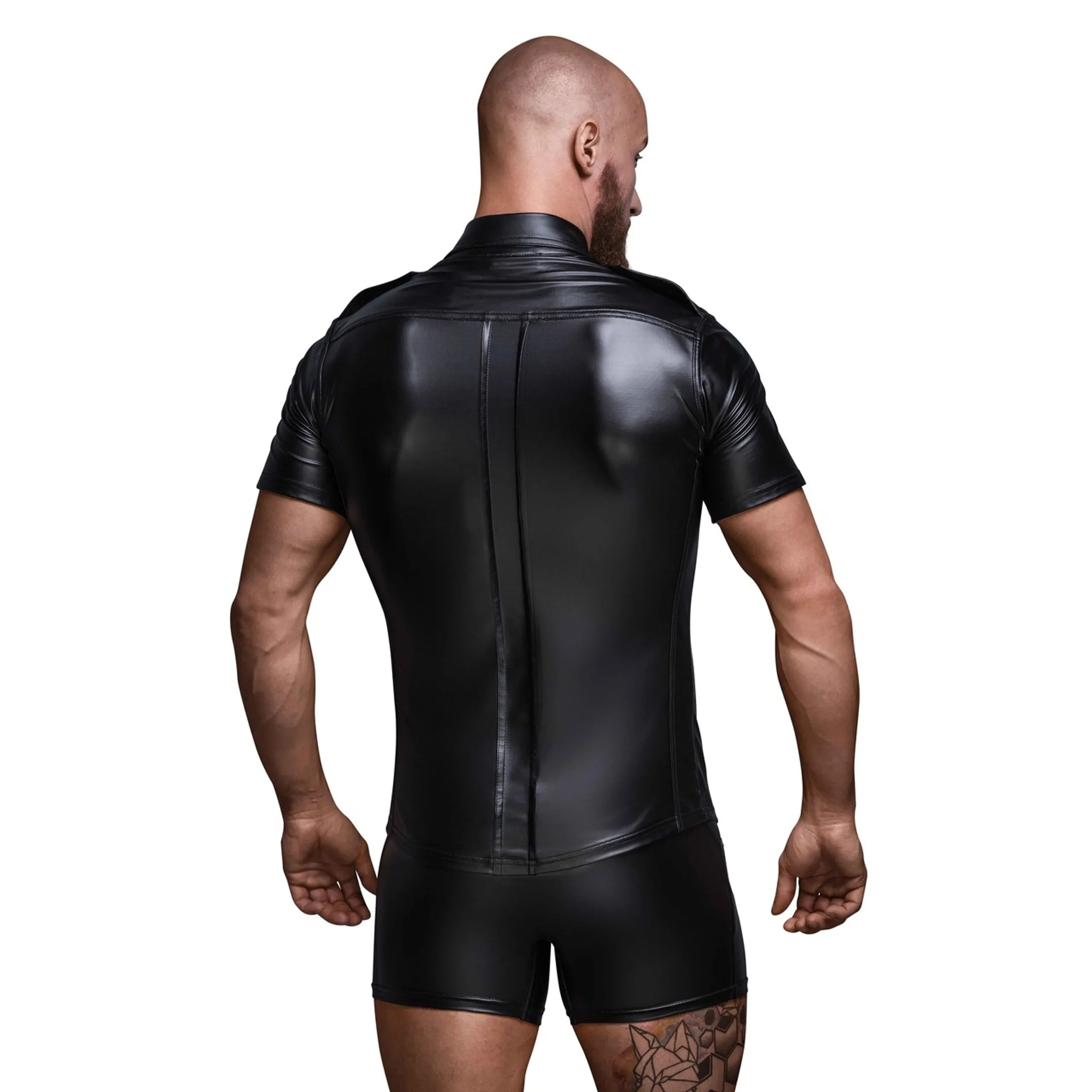 Chemise homme noire effet mouillé, coupe cintrée, manches courtes, poches poitrine, boutons noirs, style élégant.