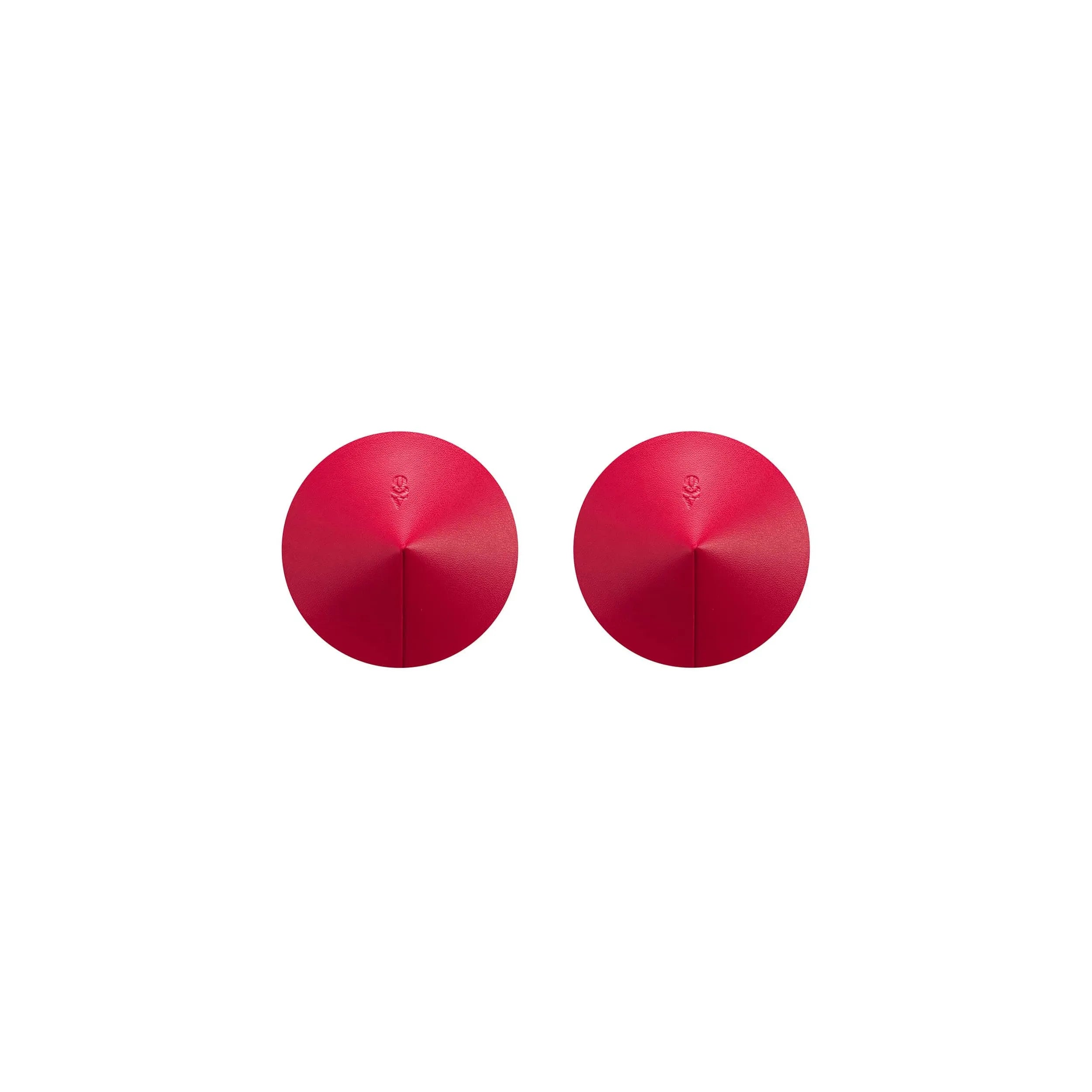 Cache-tétons cuir rouge naturel, design minimaliste, logo Obsessive en relief, élégance et confort pour lingerie raffinée.