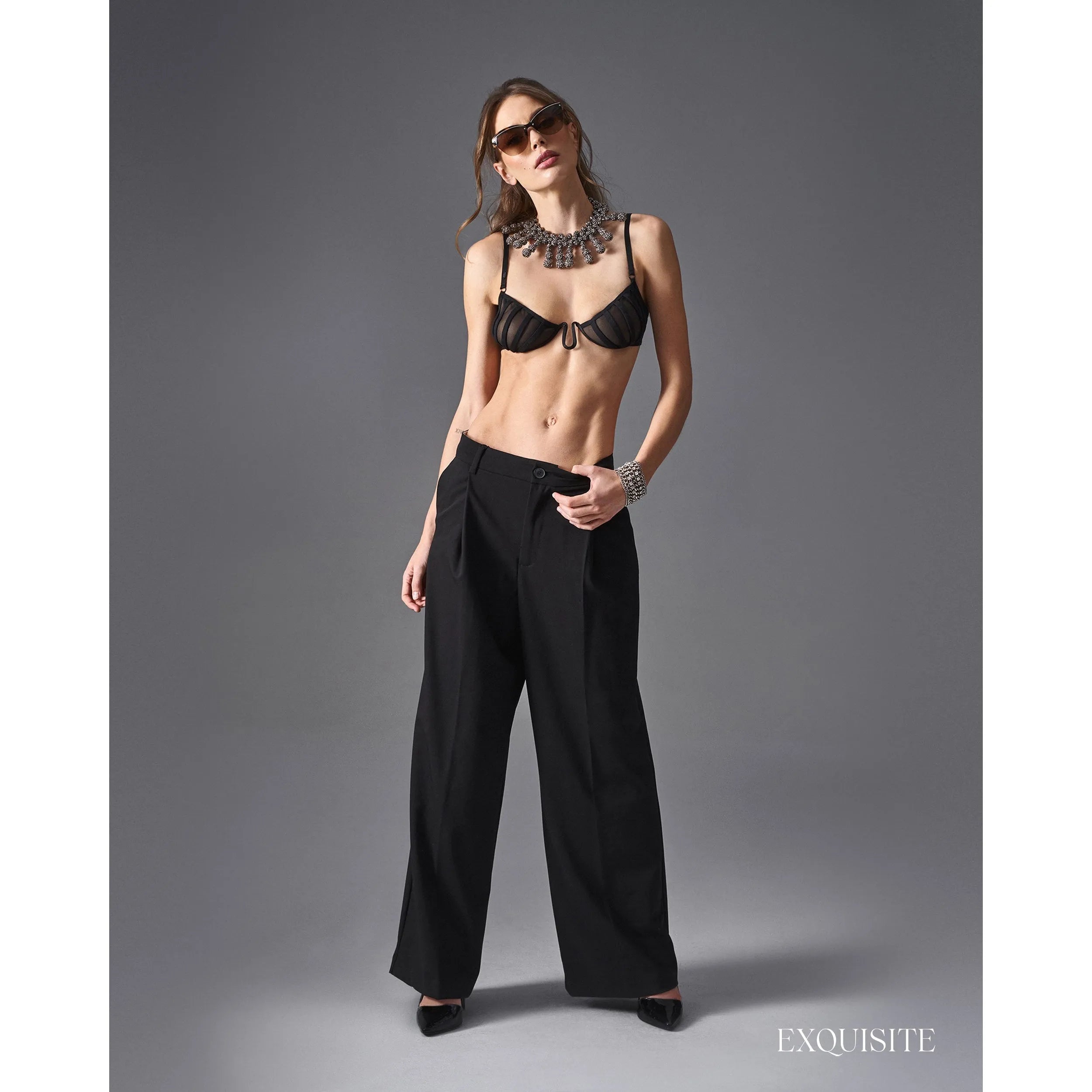 Demi-soutien-gorge noir Aurorium, design géométrique avant-gardiste, filet transparent, bretelles réglables.