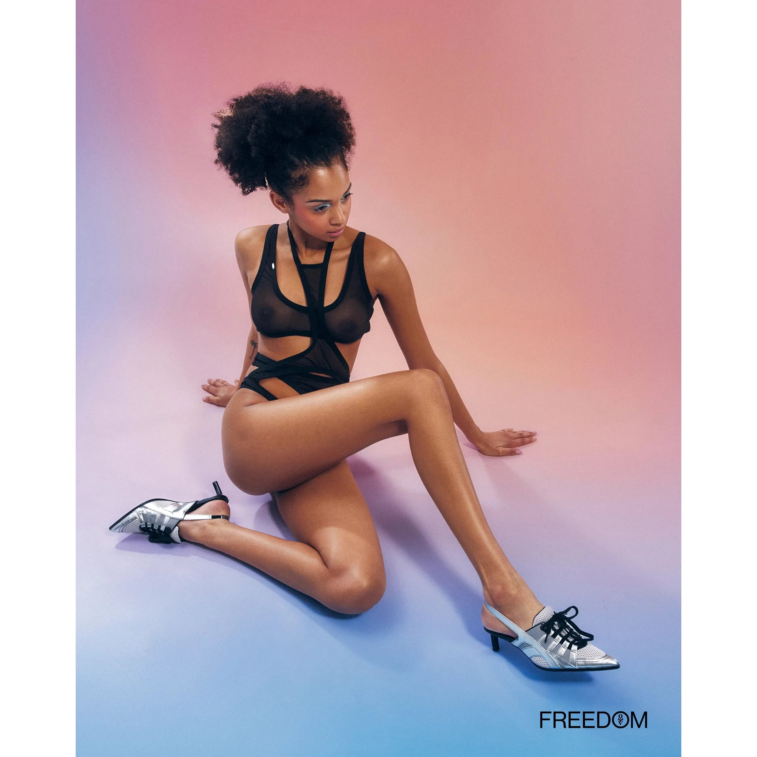 Mercuris body noir maille transparente découpes géométriques ajustable hypoallergénique sans nickel sangles réglables fermeture crochet pendentif ornemental élégant audacieux