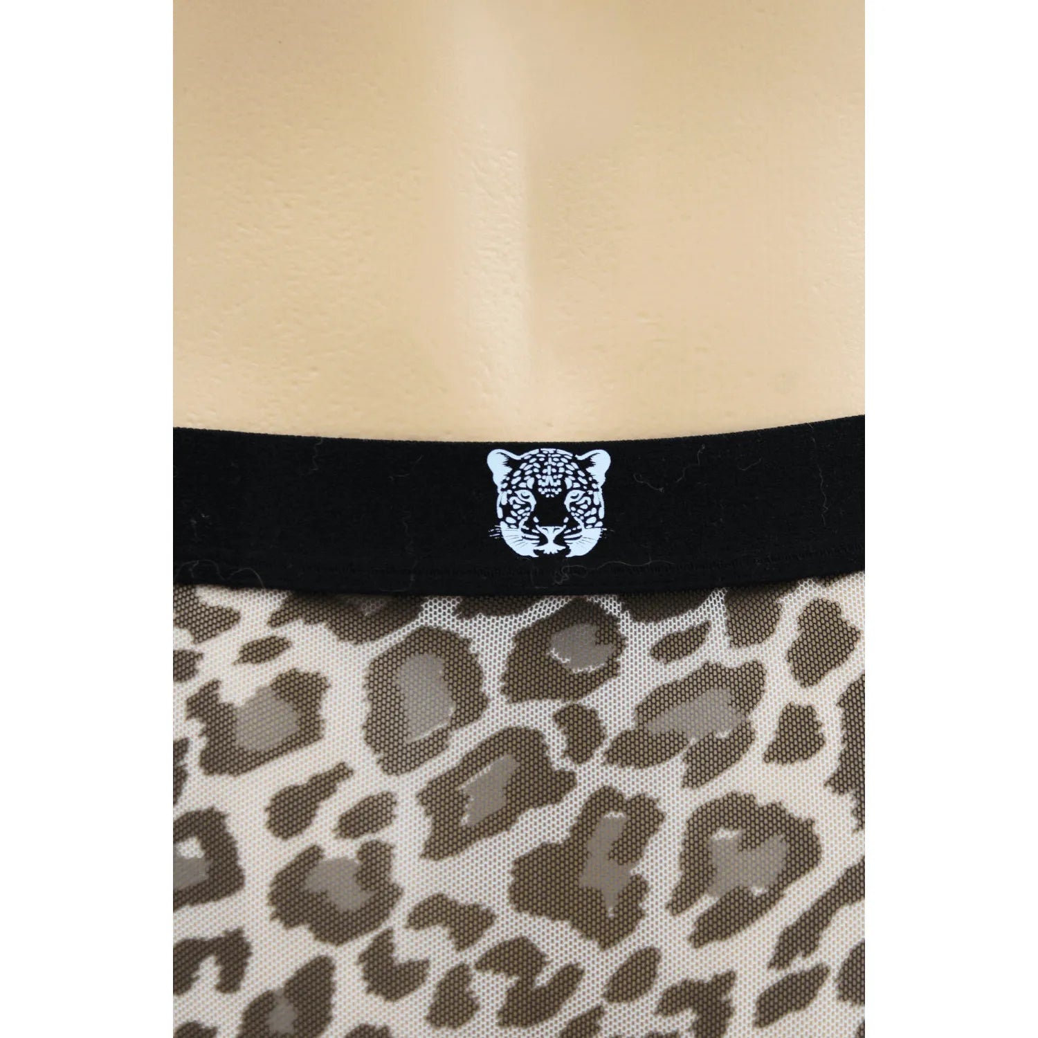 Boxer résille léopard gris transparent, ceinture noire large avec tête féline imprimée, style urbain et valorisant.